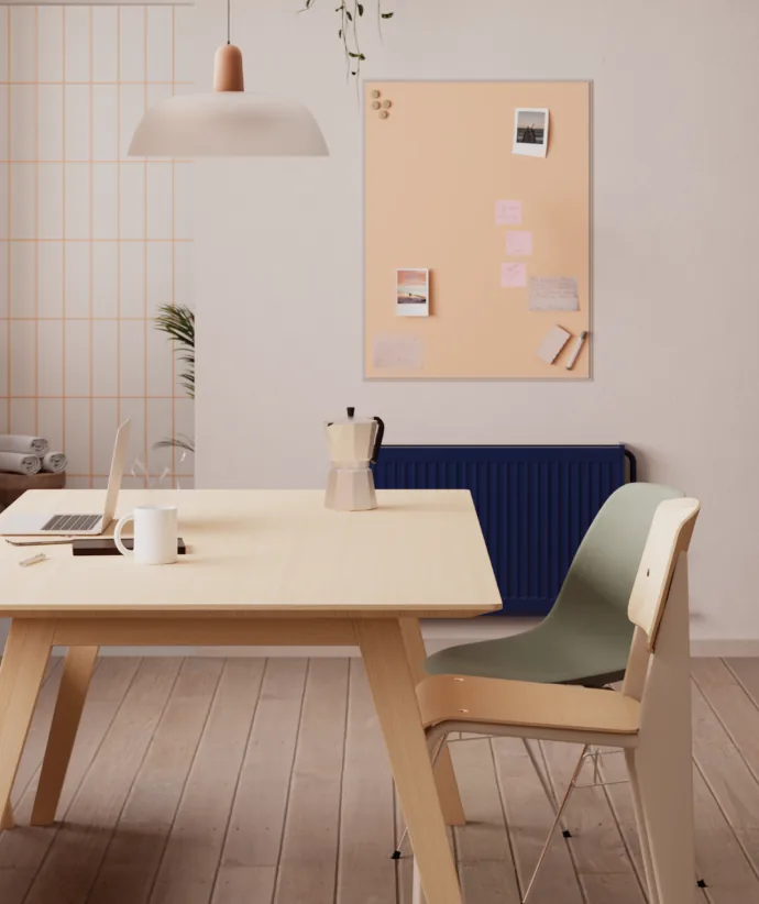 Coin télétravail avec bureau en bois et chaise verte