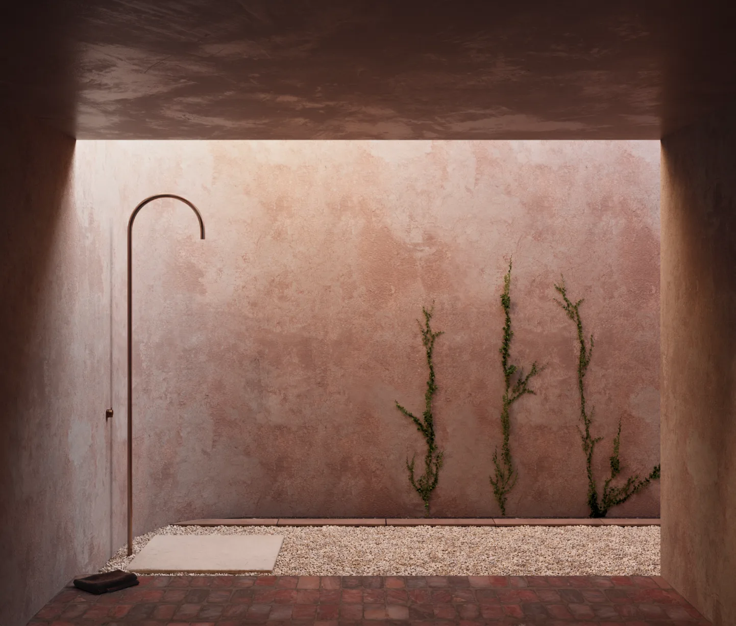 Douche extérieure contre un mur en terrazzo rose